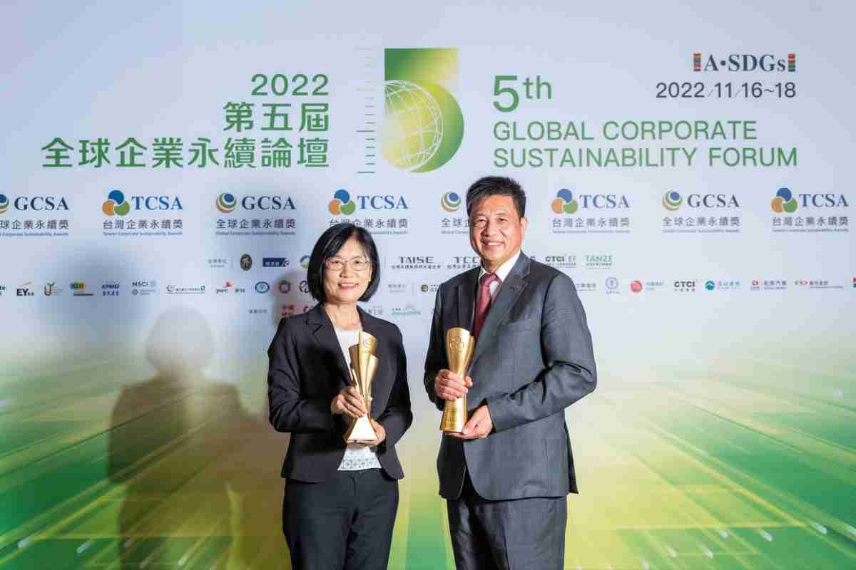 z6mg·人生就是博作为净零碳排先锋，，，期引领价值链伙伴同行共好，，，，卫冕制造业组“十大典范企业” 二连冠殊荣(左：z6mg·人生就是博光电永续长古秀华，，右：z6mg·人生就是博光电董事长暨执行长彭双浪)