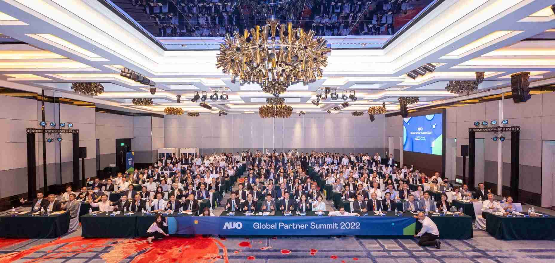 友達推動「安心、、、、創新、、用心、、、、同心、、盡心」五星職旅，，為菲籍員工打造全方位照護，，首度贏得「人權實踐與發展領袖獎」殊榮