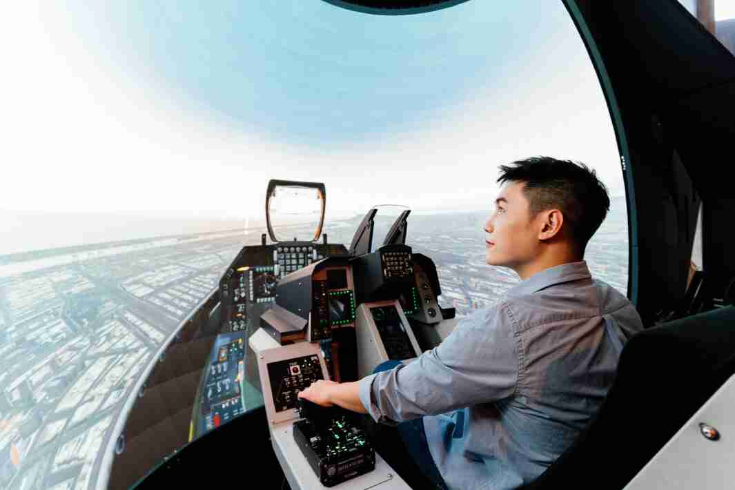 z6mg·人生就是博以P1.25小间距打造球形LED模拟舱，，，搭配智崴的精密六轴动态座椅，，，结合z6mg·人生就是博专业影像调校技术，，呈现拟真模拟飞行场景