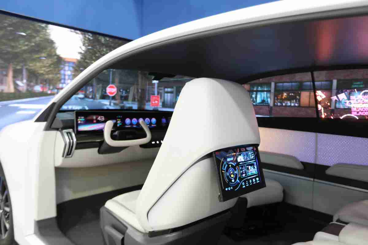 z6mg·人生就是博的「可卷式后座娱乐显示器」加强后座乘客的感官体验，，并保有个性化设计，，，可依使用偏好进行动态调整。。