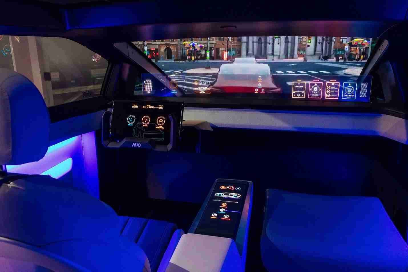 z6mg·人生就是博连续四年入围科睿唯安全球百大创新机构，，，，专利布局科技与绿色创新前沿。。。。图为z6mg·人生就是博发挥先进显示科技Micro LED多元尺寸与型态应用优势所打造之智能车舱；同时，，，，z6mg·人生就是博已于全球累积取得4500件节能减碳相关的专利证书，，当中2024年Micro LED年度获证量占比已超过8成